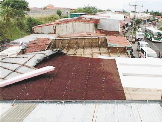 Fuertes ráfagas dañaron unas 20 casas en San Rafael de Heredia. En algunos casas el viento se llevó el techo.Wilberth Hernández.