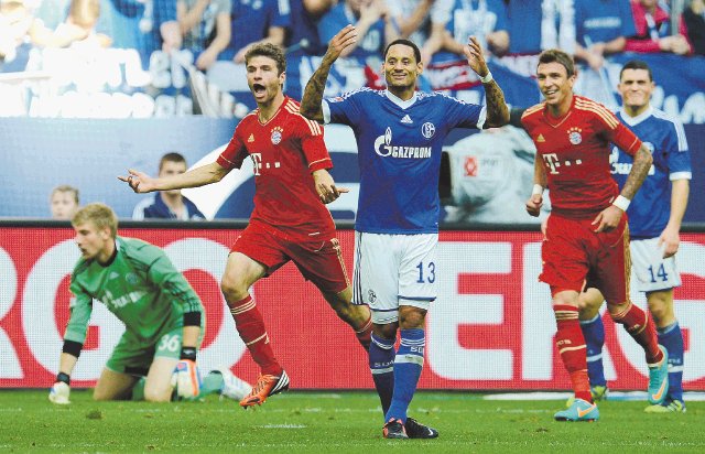 El Bayern se impone al Schalke y el Dortmund cae en Hamburgo. Thomas Müller celebra la segunda anotación, que le da el liderato al Bayern en Alemania. Foto: AFP