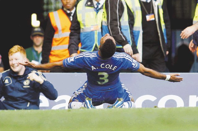 El Chelsea sufre ante el Stoke City para mantener el liderato. A lo grande celebró el defensor Ashley Cole el tanto de la victoria azul a cinco minutos del final. Foto: AP.