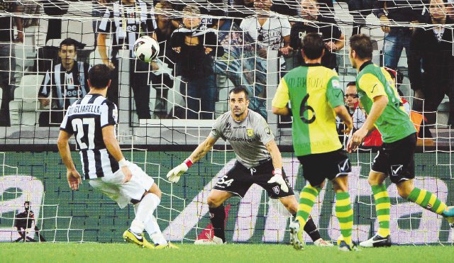 Quagliarella refuerza el liderato del Juventus. El delantero de la Juventus Fabio Quaglierella (izquierda) anota su gol durante el juego de hoy. AFP.