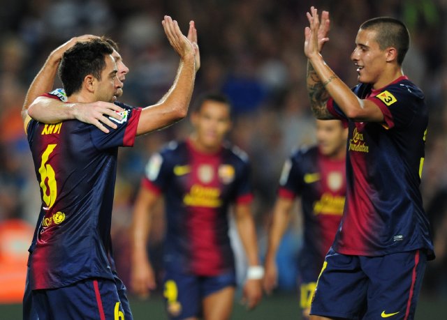 El Barcelona gana al modesto Granada con mucho apuros. Lionel Messi (atrás) y el centrocampista Xavi Hernández (izquierda) celebran con Tello, todos del Barcelona, después de anotar.AFP