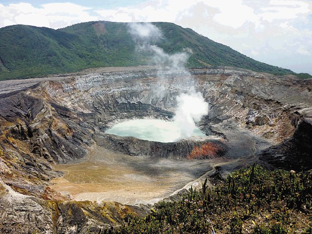  Cámaras afinan estrategias para atraer a más turistas. El volcán Poás es el parque nacional más visitado por nacionales y extranjeros. Katherine Ulate.
