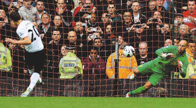  Van Persie no perdonó. Van Persie al minuto 81 de penal le dio la victoria al Manchester United, 1-2 ante el Liverpool. AFP