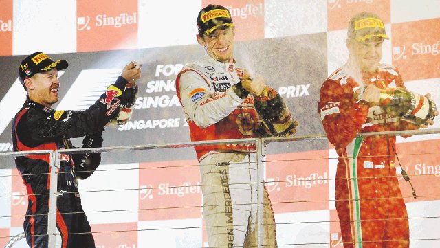  Vettel ganó en Singapur. Sebastian Vettel compartió el podio con el español Alonso y el británico Button.Archivo