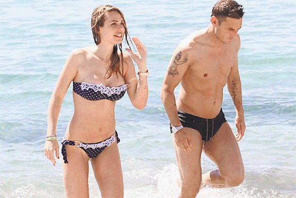 Enamoradísimos. Totti y su esposa disfrutaron en la playa.AFP.