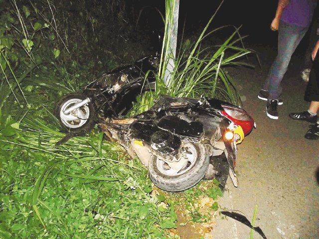  Hermanos heridos tras chocar en moto. La motocicleta presentó varios daños después del impacto con el vehículo. Marvin Gamboa, Corresponsal.