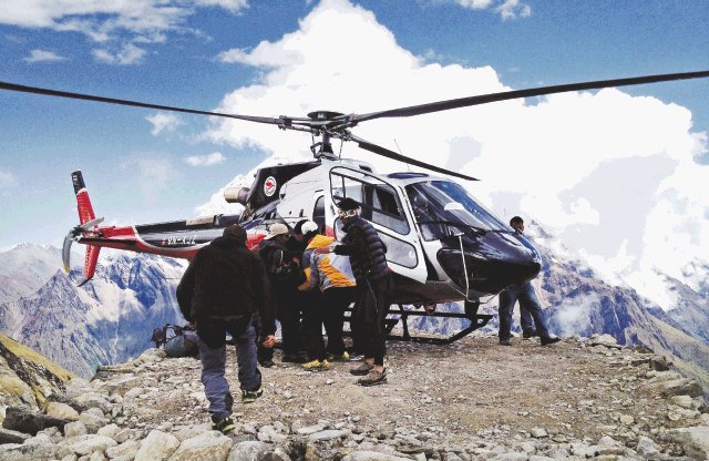 Avalancha mata a 9 alpinistas. Un turista rescatado.EFE.