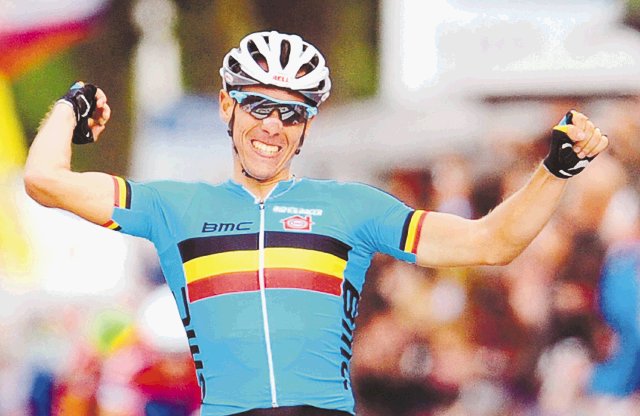  Una caída frenó ímpetu de Andrey. El belga Philippe Gilbert celebra su título como el nuevo campeón del mundo de ruta. AFP.
