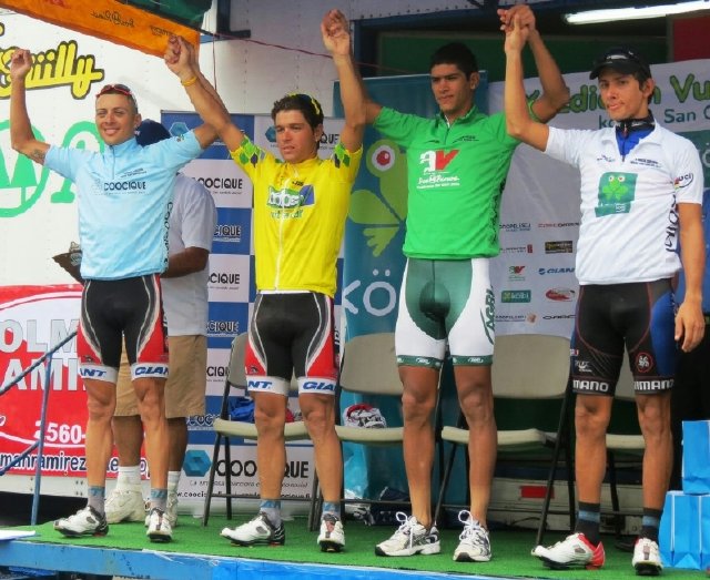 El Rey Juan Carlos, líder en San Carlos. Rojas (de amarillo) con los ganadores de la primera etapa. Edgar Chinchilla. 