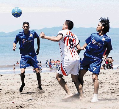 El fútbol playa entra en las etapas más calientes