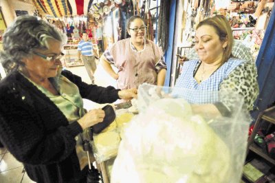 Luz Monge har&#x00E1; 80 tamales. Ella compr&#x00F3; ayer masa en el Mercado Central. Alex&#x00E1;nder Ot&#x00E1;rola.
