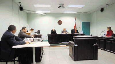 Al frente, los integrantes del Tribunal, a la izquierda la parte accionante y a la derecha, la procuradora Laura Araya. M. Vega.