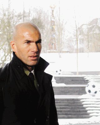    Zidane, el t&#x00E9;cnico Bora Milutinovic, Pep Guardiola y Roger Milla son los embajadores por la causa de Qatar, rumbo al 2022.