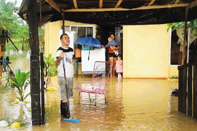 Minor Miranda, vecino de Valle Encantado, sacaba el agua de su casa en San Rafael de Guatuso. Edgar Chinchilla.