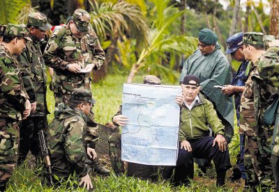 Ed&#x00E9;n Pastora (derecha) en compa&#x00F1;&#x00ED;a de militares nicas en la zona fronteriza con Costa Rica. AP/Archivo.