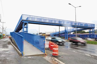 De acuerdo con Andr&#x00E9;s Chavarr&#x00ED;a, ingeniero a cargo de la obra, el puente peatonal ya se puede usar. Alex&#x00E1;nder Ot&#x00E1;rola.