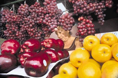 Las uvas se venden bien donde Elizabeth Jim&#x00E9;nez.