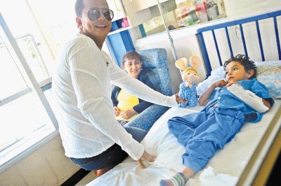 Charlie Zaa convers&#x00F3; con Idalia Rodr&#x00ED;guez y su hijo Christopher ayer en el Hospital de Ni&#x00F1;os. Alex&#x00E1;nder Ot&#x00E1;rola. Foto autorizada por la madre del ni&#x00F1;o.