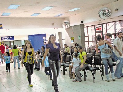 Ayer hubo una visitaci&#x00F3;n normal en las oficinas de solicitud y retiro de c&#x00E9;dulas en la sede central de San Jos&#x00E9;. Evelyn Fern&#x00E1;ndez.