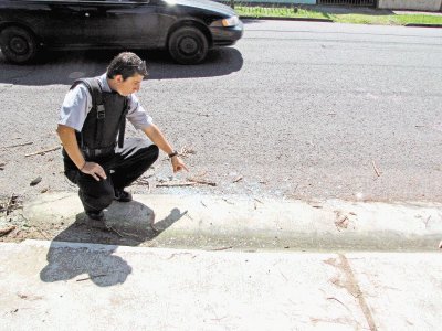 Jos&#x00E9; S&#x00E1;nchez, compa&#x00F1;ero del vigilante, ense&#x00F1;&#x00F3; ayer los vidrios del carro que quedaron en la calle tras la balacera. M. Calder&#x00F3;n.