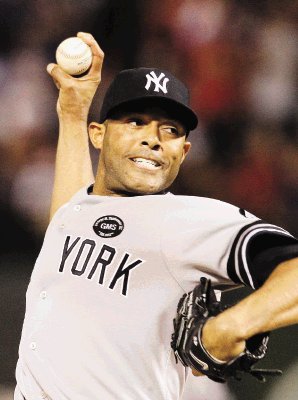 El cerrador paname&#x00F1;o Mariano Rivera rechaz&#x00F3; una oferta de los Medias Rojas de Boston para quedarse en los Yanquis. AP