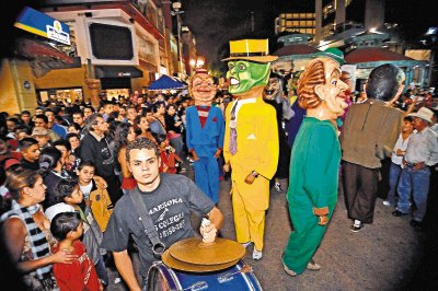 Los payasos, pasacalles y m&#x00FA;sica de comparsa ser&#x00E1;n parte de la apertura del tradicional &#x201C;avenidazo&#x201D;. Archivo.