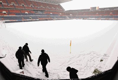 Cubierto por la nieve, as&#x00ED; estaba el Estadio Reyno de Navarra, donde hoy juega el Barcelona. Osasuna inform&#x00F3; que en la tarde limpiaron todo. EFE