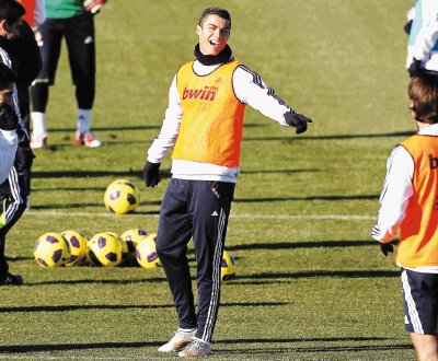 Cristiano hasta sonr&#x00ED;o ayer. Est&#x00E1; recuperado y hoy es titular en el duelo ante el Valencia . Reuters