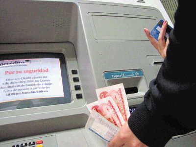 Las entidades bancarias aseguran que s&#x00ED; dispensan de sus cajeros autom&#x00E1;ticos billetes de baja denominaci&#x00F3;n. Archivo.