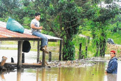 El jueves Boca Tapada en San Carlos estaba pr&#x00E1;cticamente aislada por las fuertes lluvias. &#x00C9;dgar Chinchilla.