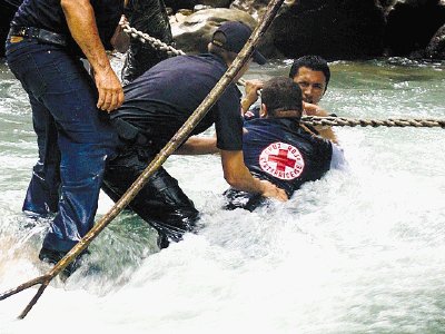 Debieron pasar el caudaloso r&#x00ED;o amarrados. A. Quesada.