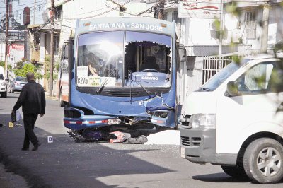 El fuerte impacto que recibi&#x00F3; el motorizado provoc&#x00F3; serios da&#x00F1;os al autob&#x00FA;s. C. Montealegre.