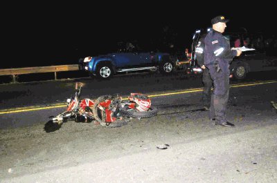 La motocicleta de Calvo qued&#x00F3; pr&#x00E1;cticamente destrozada sobre el pavimento. Shirley V&#x00E1;squez.