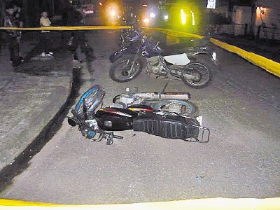 Motocicleta que dejaron abandonada. Jorge Calder&#x00F3;n.