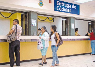 Ayer a las 2 p.m. varios corr&#x00ED;an por la c&#x00E9;dula. Hoy tambi&#x00E9;n podr&#x00E1;n hacerlo. Cedric Solano/TSE.