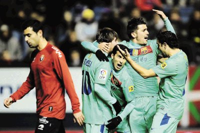 Leo Messi estuvo brillante ante Osasuna, con dos anotaciones y con una asistencia a Pedro. El Barcelona continua l&#x00ED;der en la general. AP