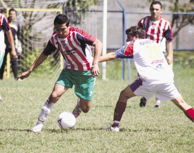 Jos&#x00E9; Daniel Delgado (izquierda) anot&#x00F3; la jornada anterior dos tantos, para su equipo Compa&#x00F1;eros de Tib&#x00E1;s. Marcela Bertozzi