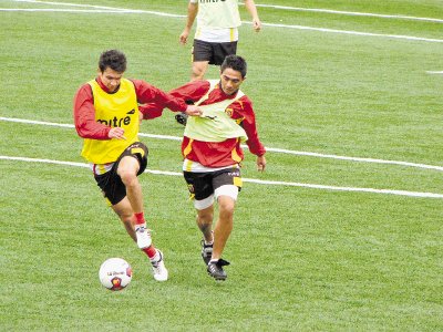 Jos&#x00E9; Miguel Cubero, (izq) marcado por Berny Sol&#x00F3;rzano, perdi&#x00F3; la final anterior con Puntarenas, frente al Brujas. JD. Villarreal