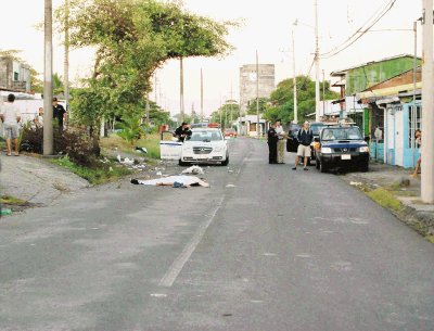 El cuerpo de V&#x00E1;squez qued&#x00F3; tendido en la v&#x00ED;a tras el impacto con el &#x00E1;rbol. Ronny Soto.