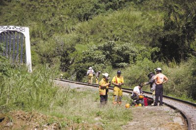 Durante m&#x00E1;s de seis horas, los bomberos tuvieron cerrado el paso por los alrededores del Puente Negro. Cristina Montealegre.