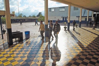 Desolada, as&#x00ED; se mostraba la escuela Porfirio Brenes de Moravia a las 4:30 p.m. c. borb&#x00F3;n.