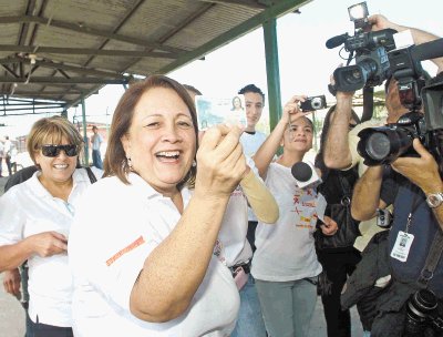 A do&#x00F1;a Gloria se le olvid&#x00F3; su c&#x00E9;dula en casa. &#x201C;Yo vot&#x00E9; por m&#x00ED;&#x201D;, dijo al emitir el sufragio. Carlos Borb&#x00F3;n.