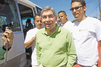 &#x00D3;scar Arias vot&#x00F3; en Pavas , por el color de su camisa se podr&#x00ED;a decir por qui&#x00E9;n lo hizo... Meylin Aguilera.