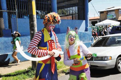 Estos payasitos trataron de ponerle color al fr&#x00ED;o ambiente electoral en Alajuela ayer por la ma&#x00F1;ana. Francisco Barrantes, GN.