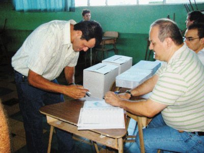 A sus 49 a&#x00F1;os de edad, Jorge Chac&#x00F3;n vot&#x00F3; ayer por primera vez en Ciudad Quesada a las 6:12 a.m. Carlos Hern&#x00E1;ndez, GN.