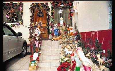 En Cuatro Reinas, el pesebre y los adornos navide&#x00F1;os invitan a pasar. Jos&#x00E9; Rivera.