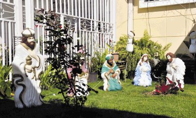 Las grandes figuras de este portal destacan en un jard&#x00ED;n de Tib&#x00E1;s. Jos&#x00E9; Rivera.