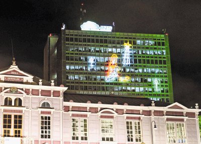 Las luces del portal del INS, iluminan la fachada y a la capital. Alex&#x00E1;nder Ot&#x00E1;rola.