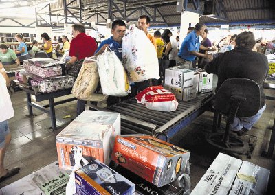 Al mediod&#x00ED;a hay m&#x00E1;s movimiento en la aduana. Fotos: JOS&#x00C9; Rivera.