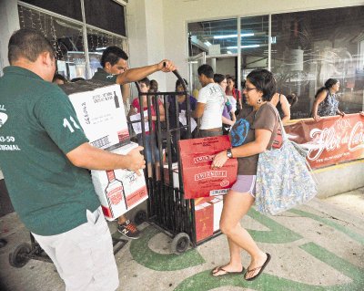 Los precios de los licores son tan atractivos que muchos no se resisten a darse un gustico. 